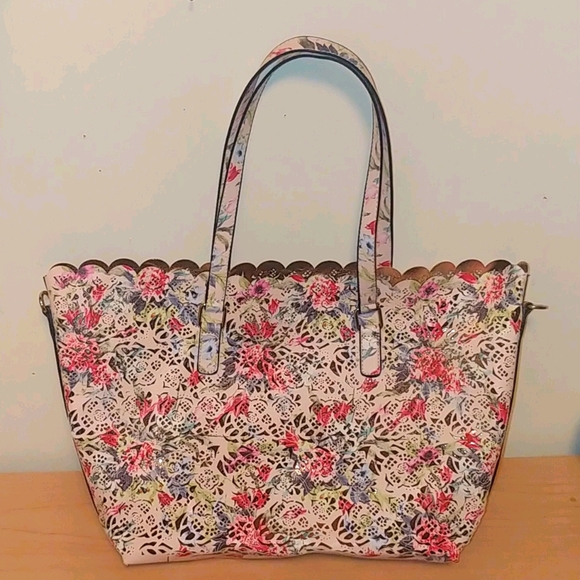 Handbags - Perforated floral/gold handbag